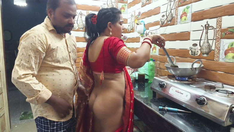 Sona bhabhi: Pas getrouwde Indische Desi-vrouw neukt hard door haar man in...