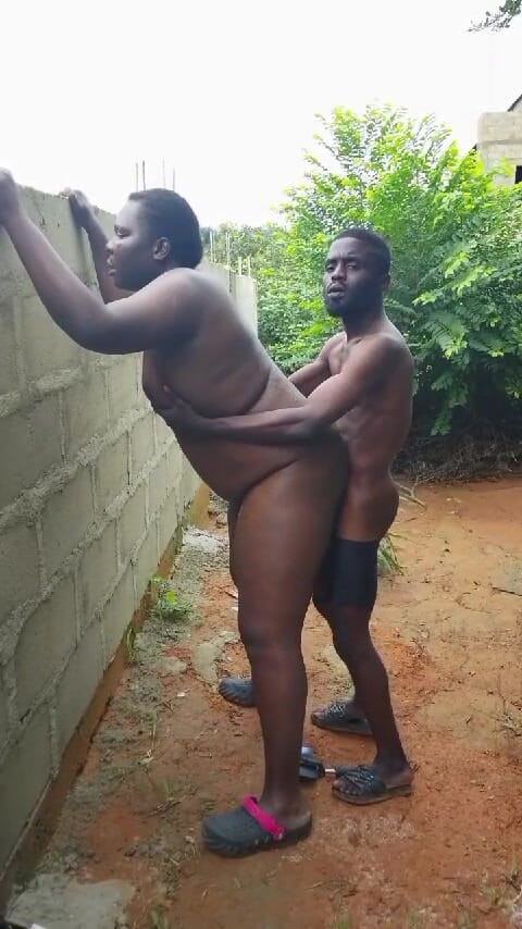 Sexydaddy: गोल-मटोल निचले हिस्से ने दिन के दौरान एक बाड़ वाली इमारत के पीछे एक लाभ का लंड लिया