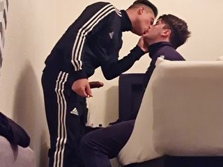 boyzxy212: Distracția homosexuală inocentă în aer liber se transformă într-o distracție dură fără...