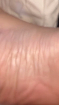 Close-up - cewek ini lagi asik muasin memeknya pakai sol keriput - close up