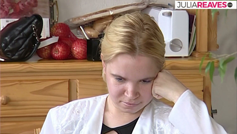 Retro German Casting Tour: Schüchterne blondine sieht nach unten, während sie mit ihrem liebhaber...