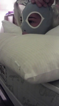 Laura çarpıcı gümüş topuklu ayakkabılarla bağlı, 15 dakika gırtlak sikiliyor ve amcık sikiliyor