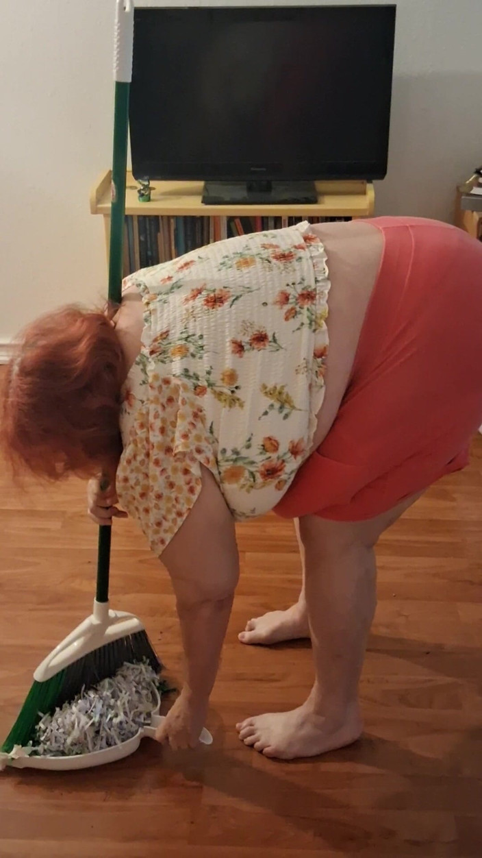 BBW nurse Vicki adventures with friends: Sestřička krásky s velkým břichem Vick uklízí špinavou podlahu