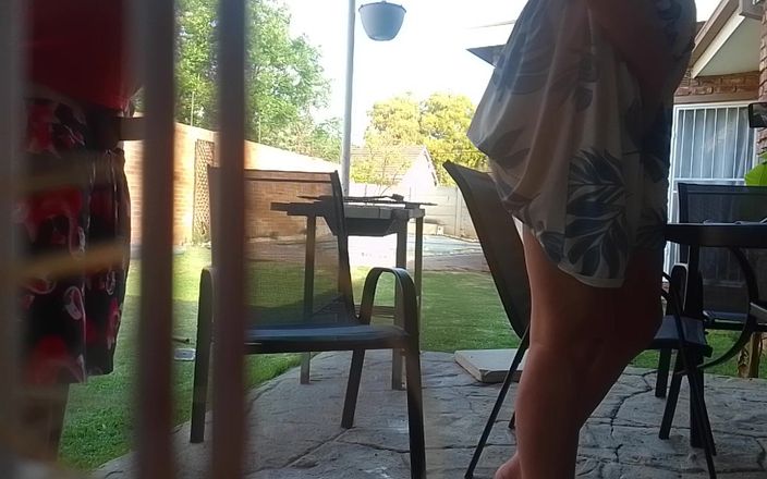 Sparowdox: Sousedova sexy manželka chce vždy sledovat, jak si honím