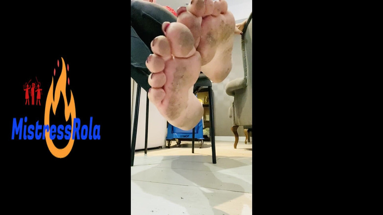 Mistressrola: Schmutzige füße wollen es lecken