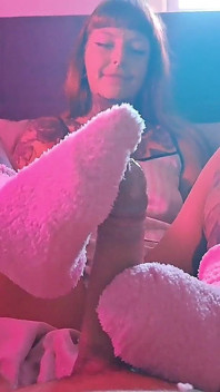Sockjob berbulu merah jambu berakhir dengan pancutan mani di stoking
