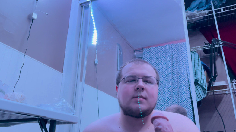 Chubbybidude: Un tip homosexual dolofan practică sexul oral pe un vibrator...