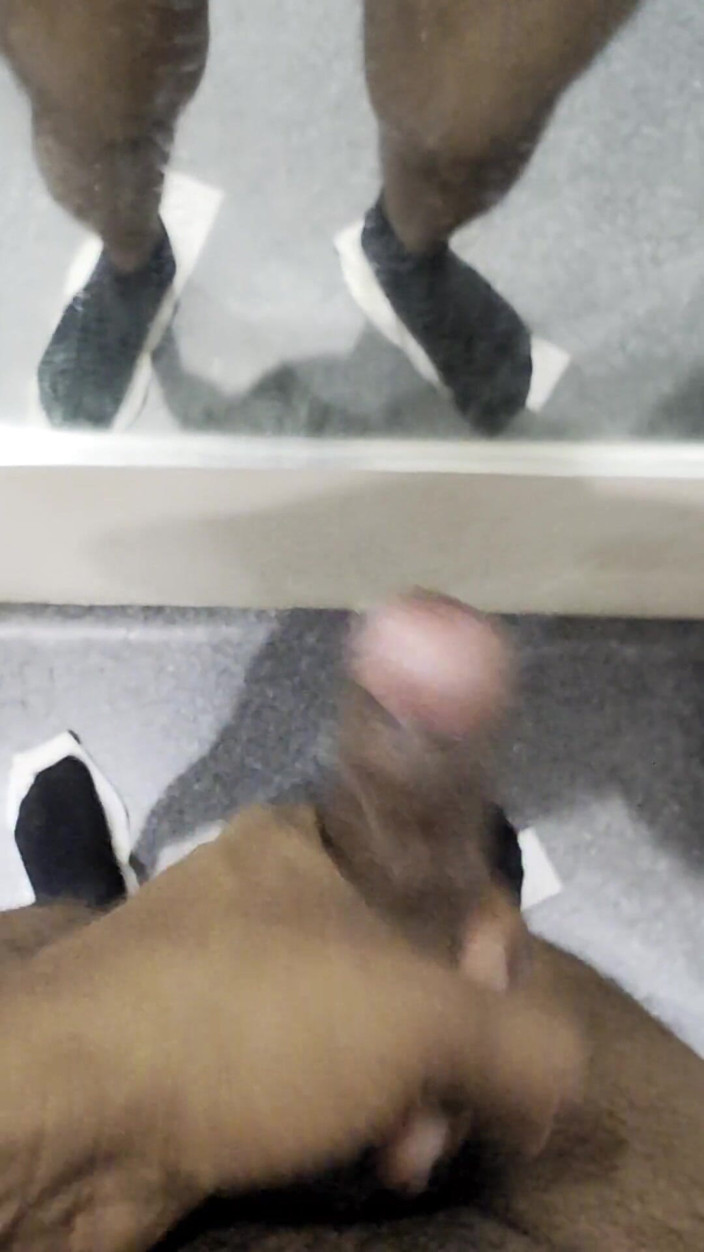 Mrhorny4u96: Гетеросексуального мужика застукали за в общественном туалете