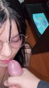 컴퓨터를 고정한 기술자와 섹스하는 섹시하고 핫한 Laura! 그녀의 얼굴에 사정하기