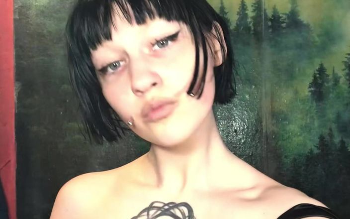 SynergyVibe: Una ragazza prova il ruolo di una segretaria, con una...