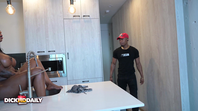 DICKHDDAILY: Stripper mucama Gogo consigue polla