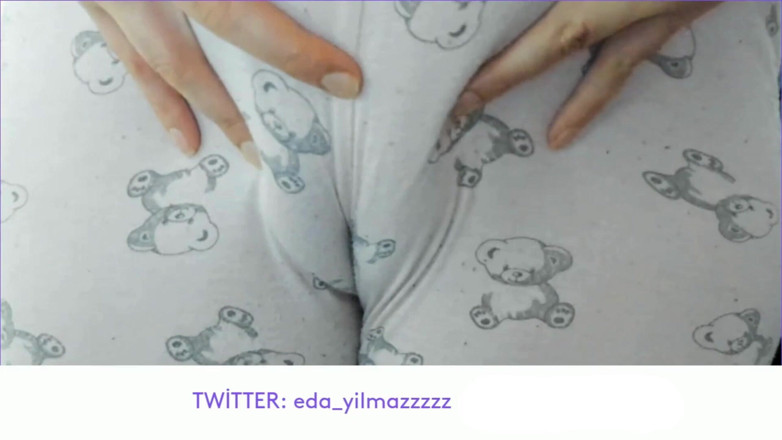 bigass_sexy_bigboobs: Cameltoe - memek bengkak- masturbasi pakai piyama- ngusap memek pakai piyama