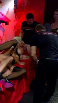 Ggg John Thompson - Une Bombasse Blonde Se Fait Baiser En Direct Sur Scène
