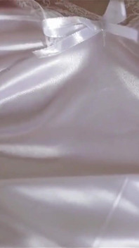 Tobrut kız colmek seksi saten elbise giyiyor