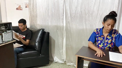 Yeison: Eu fodo a professora peituda, então eu os ordenha