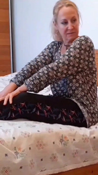 Amateur-vrouw geniet van pijpbeurt slikken na het lopen