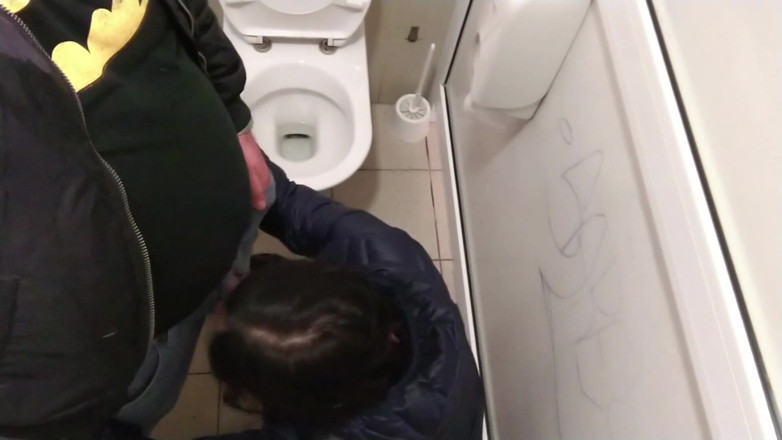 Toilet Mommy: Éjaculation dans des toilettes publiques