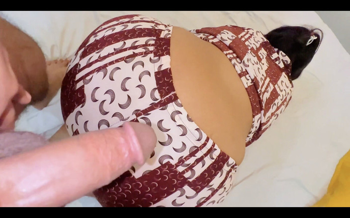 Your Boy's Cum:  Ateşli üvey anne yatakta dinlenip porno videosu izlerken üvey oğlunun arkadaşı...
