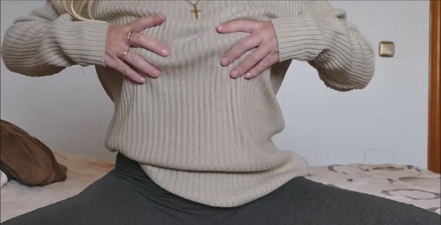 Natalie K: Граючи в моїй спальні, я отримую свою дупу, нахиляючись на своєму ліжку з моїми штанями для йоги та трусиками навколо колін.