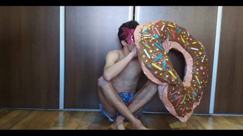 Floatie Boy: Şişme çörekimi çabucak patlatıyor!