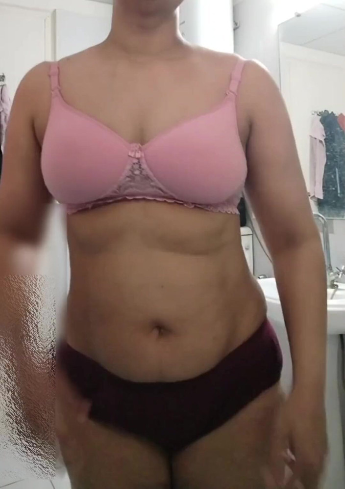 Hot Indian mommy: Hintli orta yaşlı seksi kadın duşta striptiz yapıyor