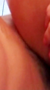 Une trans sexy vêtue de bas se fait baiser dehors dans un trou du cul étroit