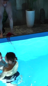 O şanslı bir adam. Ateşli orta yaşlı seksi kadın ve 18 yaşındaki sevimli kızı saunada sikiyor!