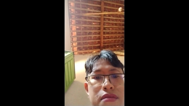 Mitha Zhe: En sujetador rojo Mitha Ladyboy masturbándose hasta acabar