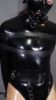 Curiosa putinha parte 1 escrava mila se transformou em látex Marionette com gravata no pescoço - orgasmo - orgasmo
