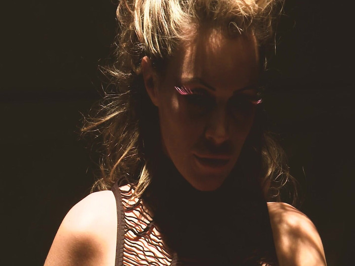 Bananas with Melons: Agenti speciali scena 1: tre agenti arrapate in lingerie fanno sesso...