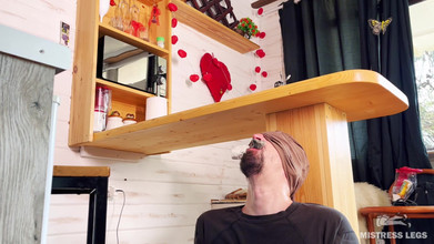 Mistress Legs: Keluarkan stoking kotor saya dan kupas kaki saya ke dalam...