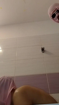 Coppia amatoriale che fa il bagno, moglie figa pelosa, culo grosso, grandi tette. Mamma amatoriale che fa yoga nuda, figa pelosa, culo grosso, grandi tette.