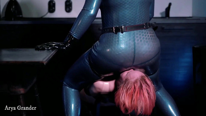 Arya Grander: Chupar la correa y sentarse en la cara en video...