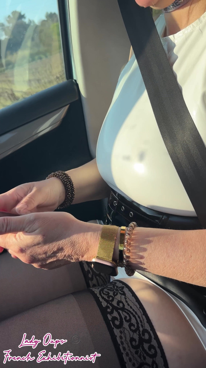 Lady Oups: Latex-minikleid Im Auto, Sexy Strümpfe Und "hure"-halskette
