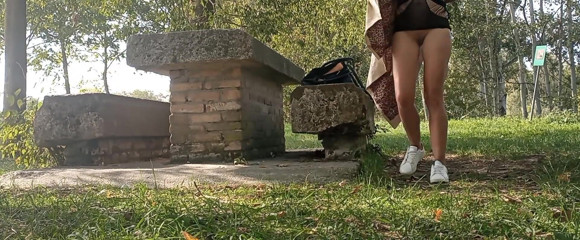 Bebe9898: Je me touche dans un parc