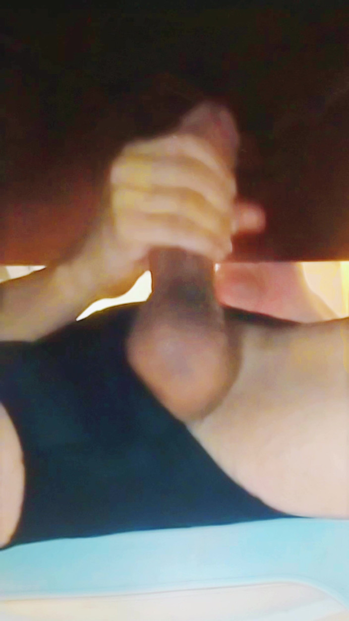 Naughty Cock: Masturbándose Mientras Trabaja Debajo Del Escritorio De Oficina
