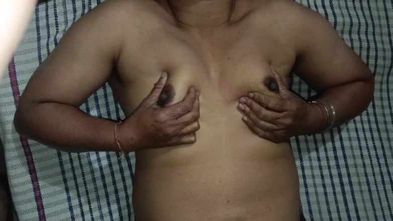 MHM: “真正的妻子戏弄自己并挤压她的胸部 - 缓慢的激情”