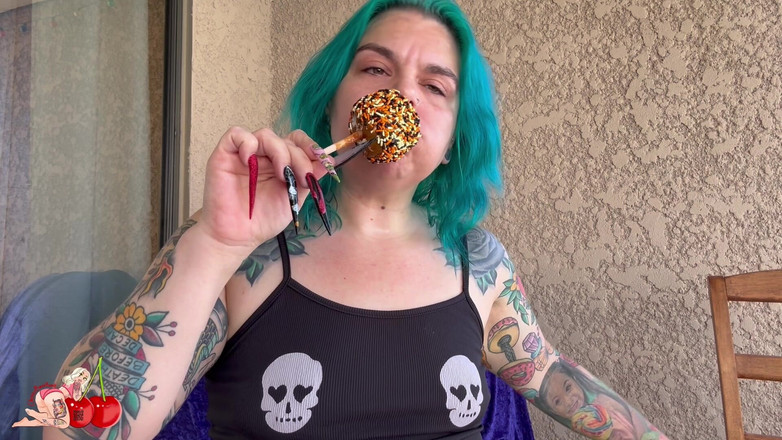 CherryBombBomb: मेरी फुहार खा रही है caramel Candy Apple