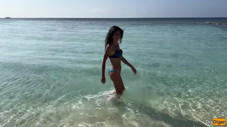 Dis Diger: Ha pisciato una ragazza sulla spiaggia - è stata scioccata