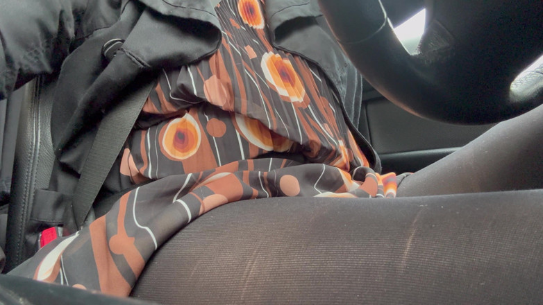 Step Mommy: Madrasta elegante dirige para o escritório usando calças justas e...