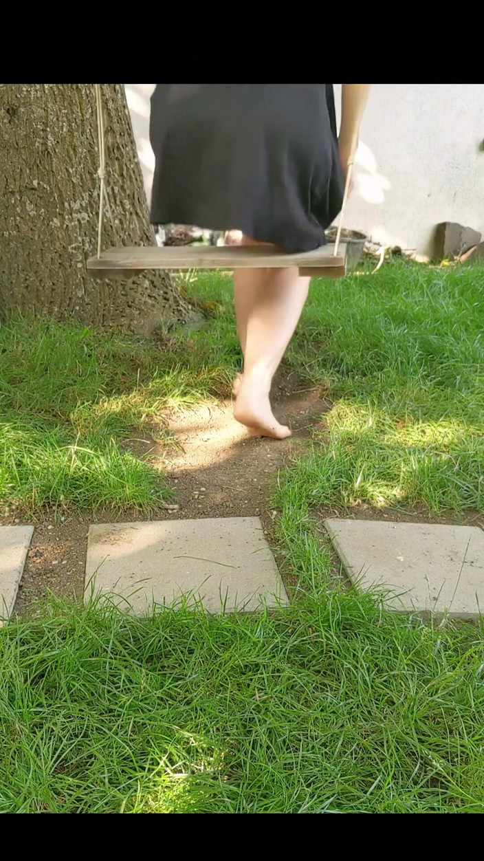 Lilux69: ブランコでおしっこをするのは、私にとって魔法のような魅力があります
