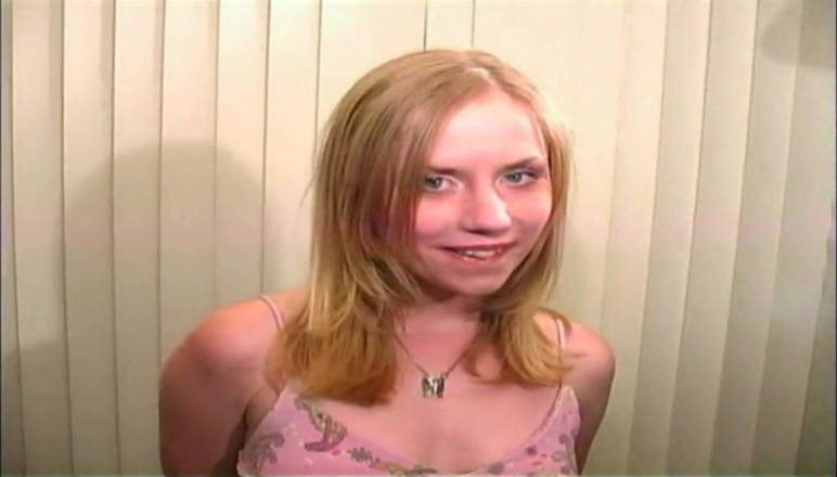 Oral Sluts: Si jalang blonde mahu disedak dengan zakar besar