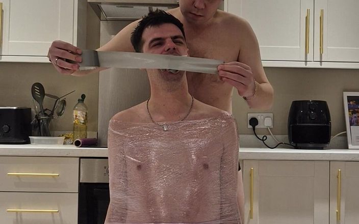 Kinky Alex: Cậu bé tã bị trói vào ghế