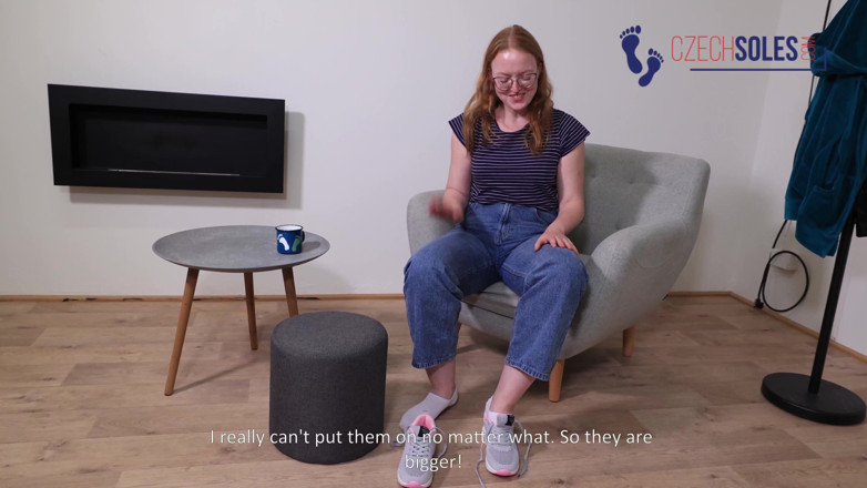 Czech Soles - foot fetish content: Kendi ayaklarını gülünç boyuta yetiştiriyor