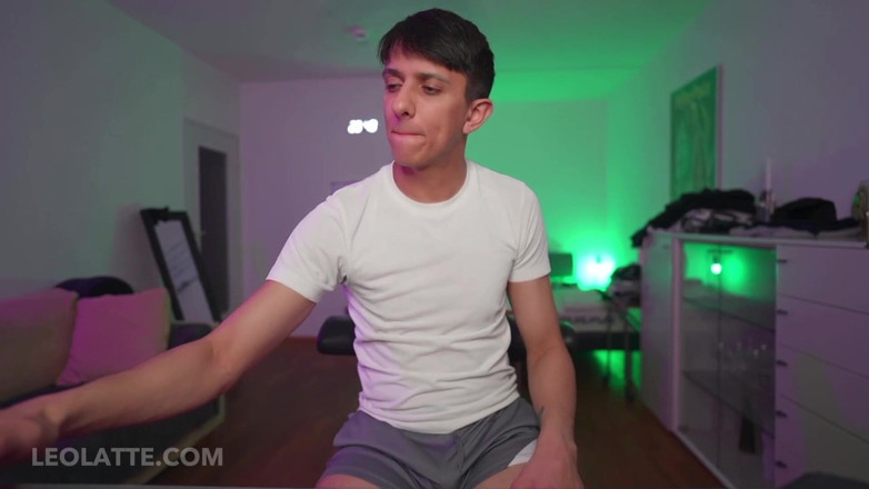 Leo_latte: Leo latte lagi asik mainin senter di livestream sampai muncrat...