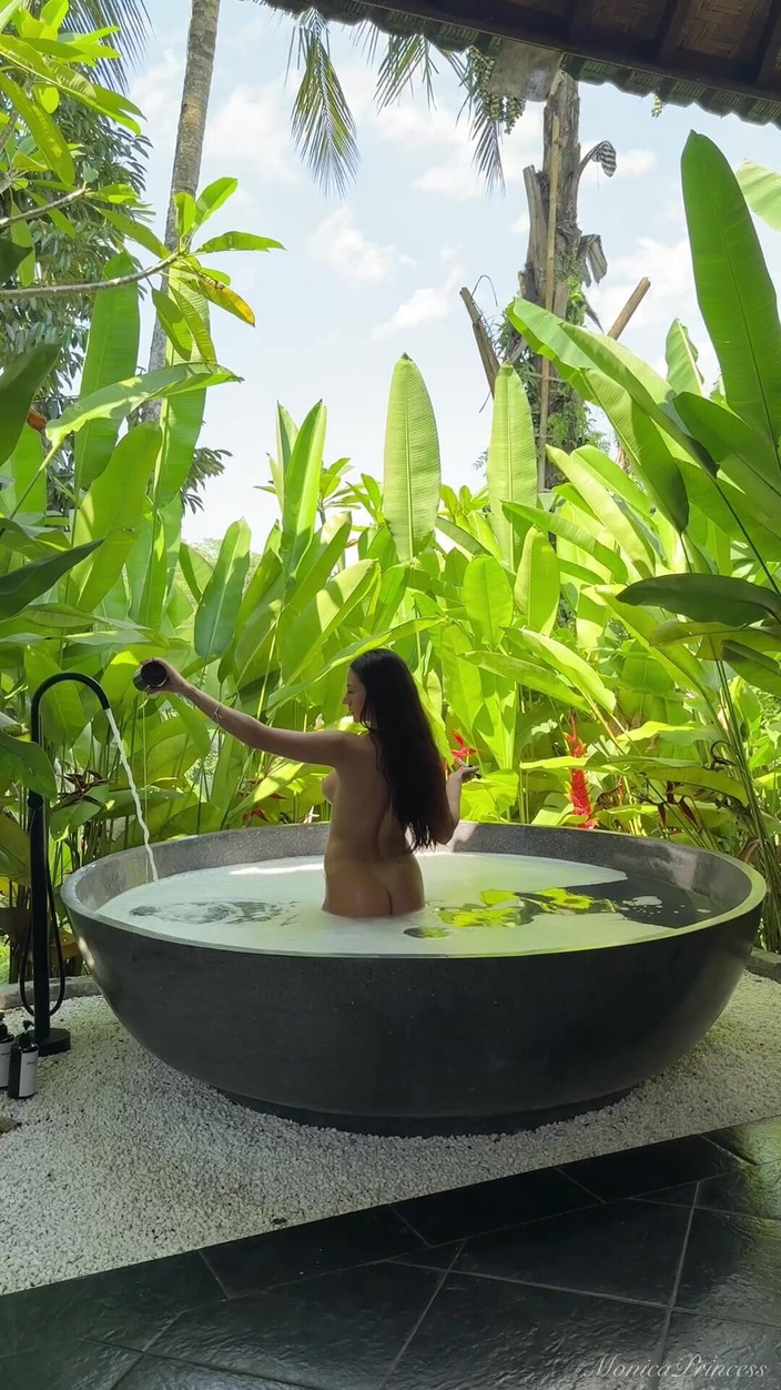 Princess Monica: 蒸し暑いジャングル風呂で裸で私と一緒にワイルドに
