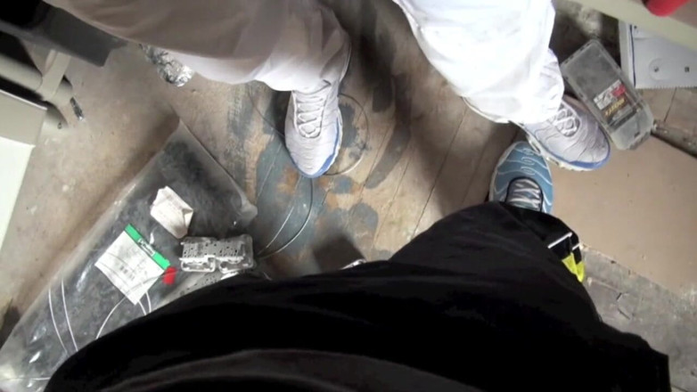 Sneaker gay: Succhia un grosso cazzo e annusa le scarpe da ginnastica