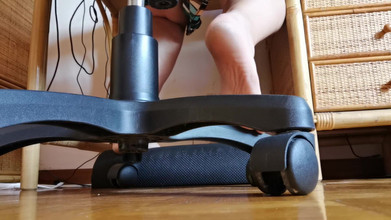 Nicoletta Embassi: Piedi sporchi sotto la scrivania da baciare e leccare