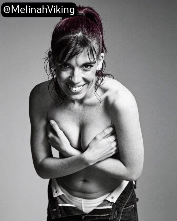 Melinah Viking: B &amp;w Ședință foto topless