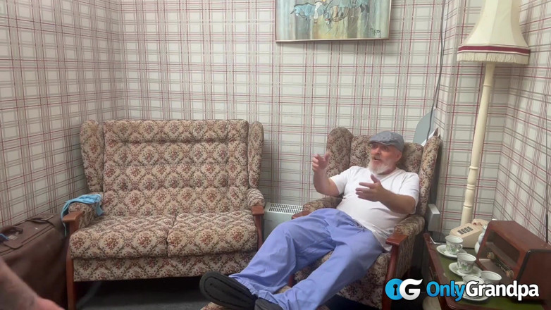 OnlyGrandpa: Ділюся своєю дівчиною
